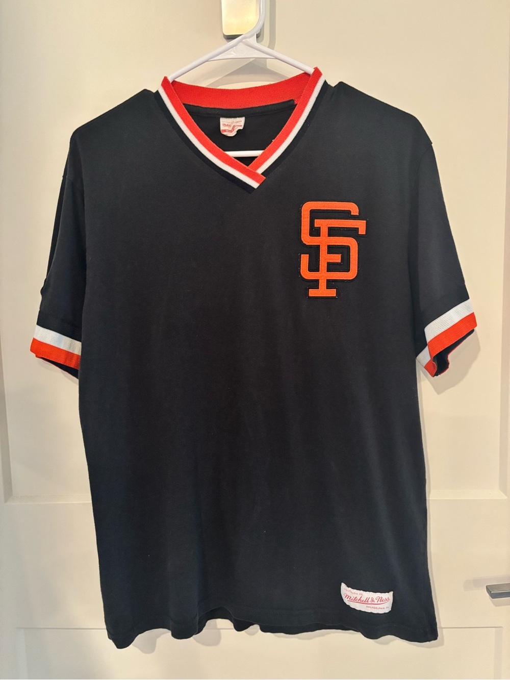 SF Giants v-neck, men’s size M